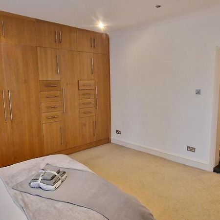 Action Packed Local 3Br 1 Mins Walk To Everything Apartment London Bagian luar foto