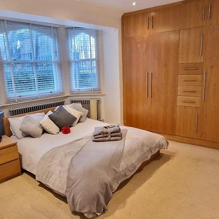 Action Packed Local 3Br 1 Mins Walk To Everything Apartment London Bagian luar foto