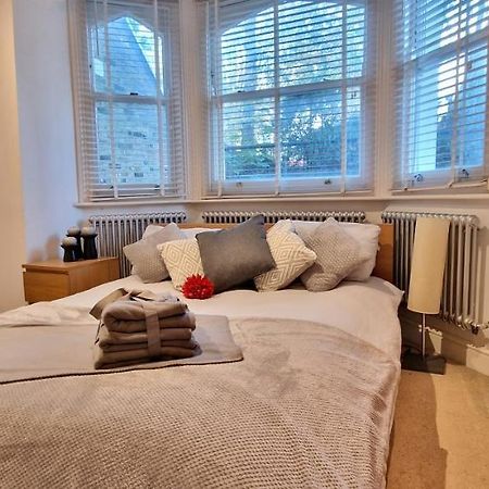 Action Packed Local 3Br 1 Mins Walk To Everything Apartment London Bagian luar foto