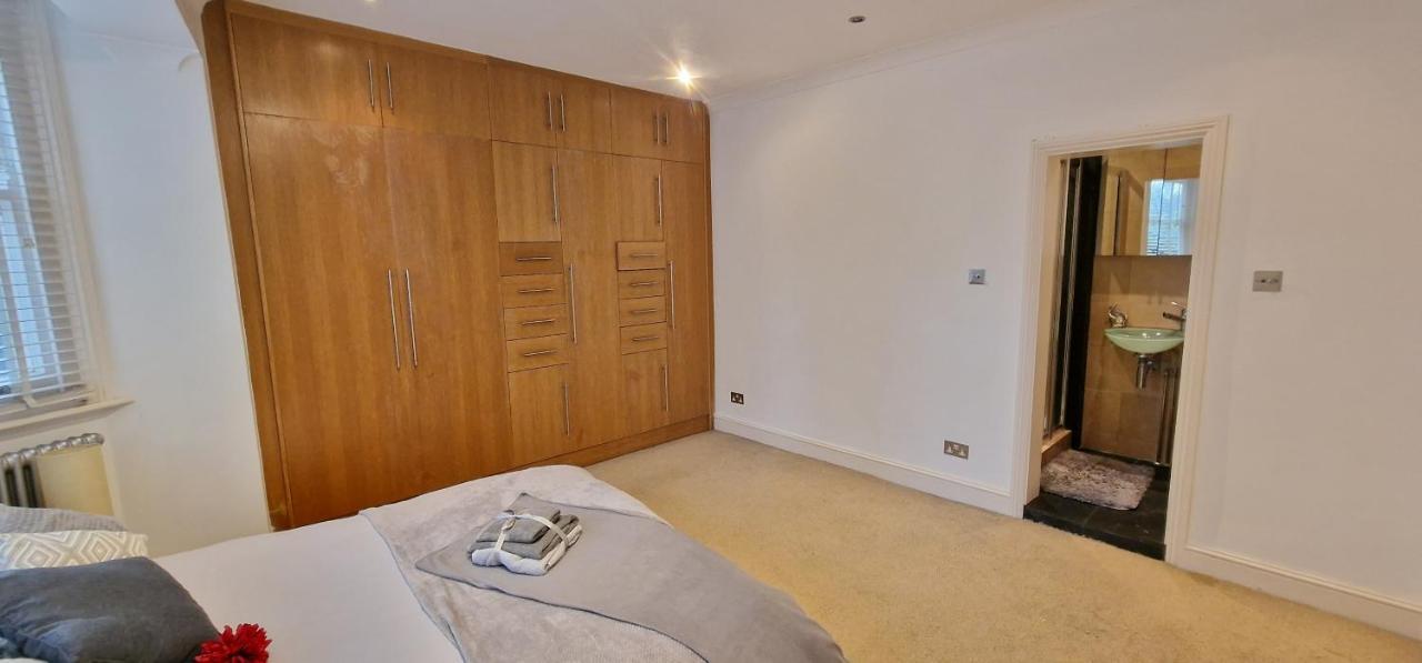 Action Packed Local 3Br 1 Mins Walk To Everything Apartment London Bagian luar foto