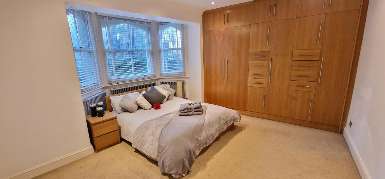 Action Packed Local 3Br 1 Mins Walk To Everything Apartment London Bagian luar foto