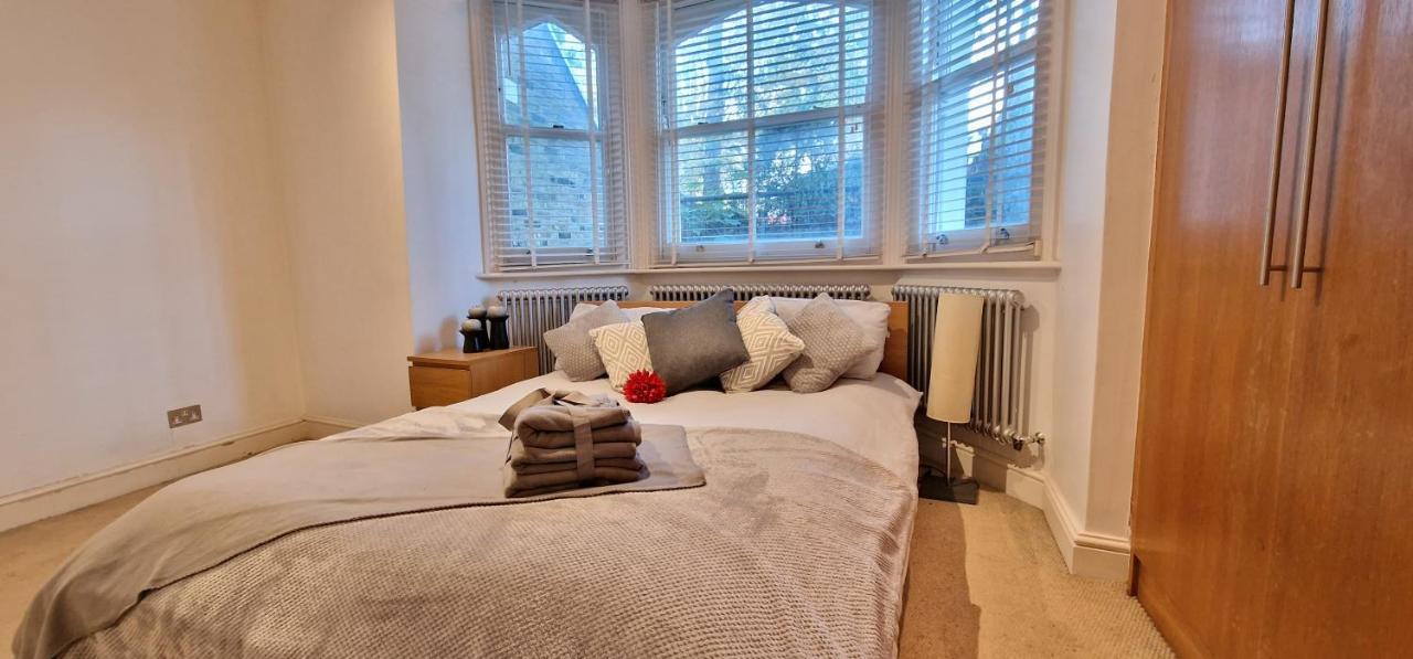 Action Packed Local 3Br 1 Mins Walk To Everything Apartment London Bagian luar foto