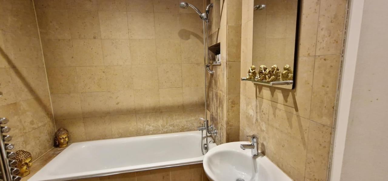 Action Packed Local 3Br 1 Mins Walk To Everything Apartment London Bagian luar foto