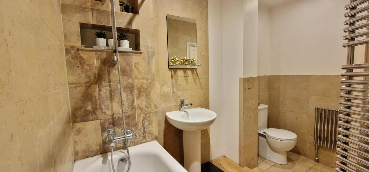 Action Packed Local 3Br 1 Mins Walk To Everything Apartment London Bagian luar foto
