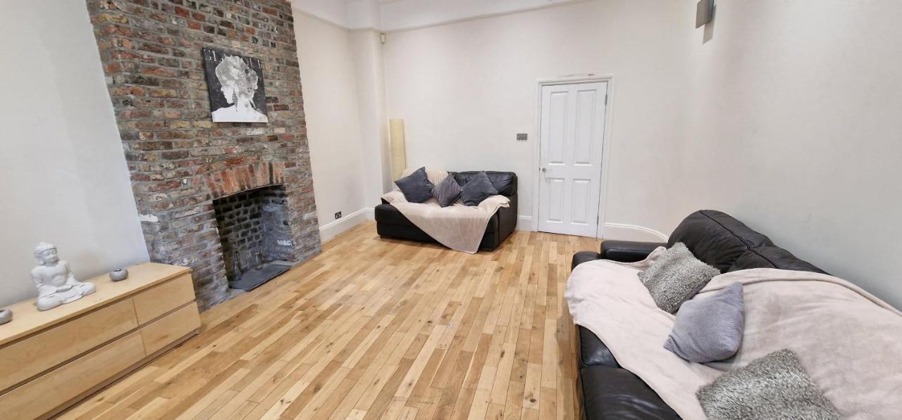 Action Packed Local 3Br 1 Mins Walk To Everything Apartment London Bagian luar foto