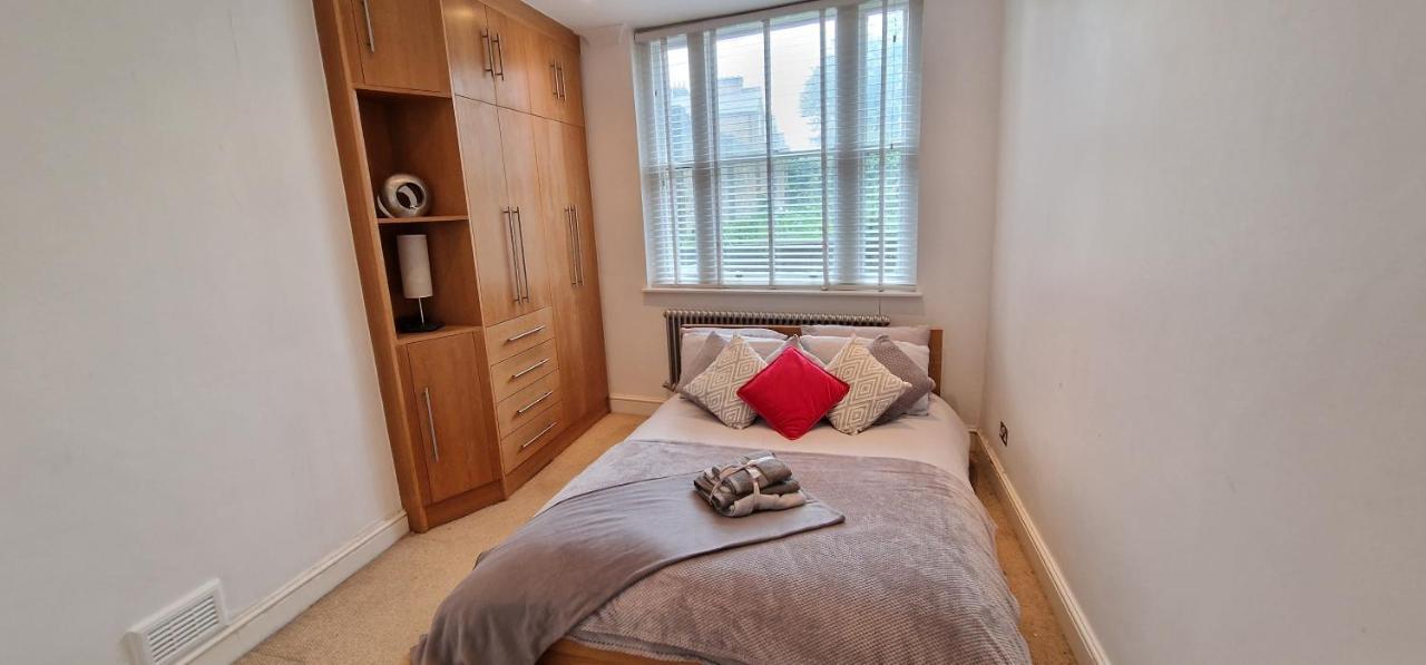 Action Packed Local 3Br 1 Mins Walk To Everything Apartment London Bagian luar foto