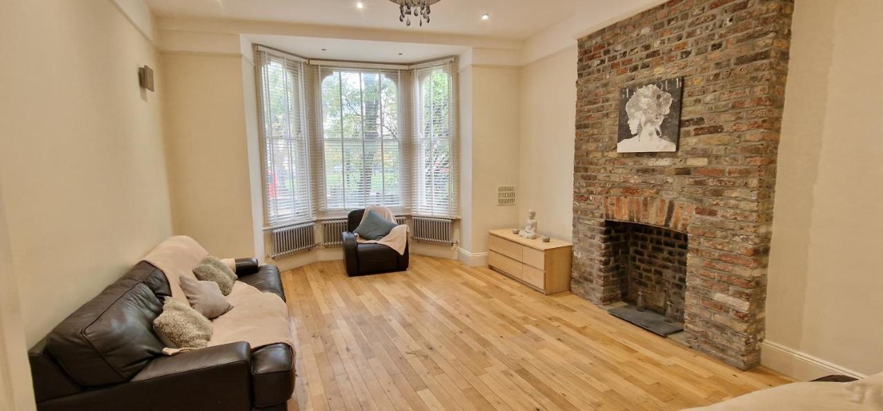 Action Packed Local 3Br 1 Mins Walk To Everything Apartment London Bagian luar foto