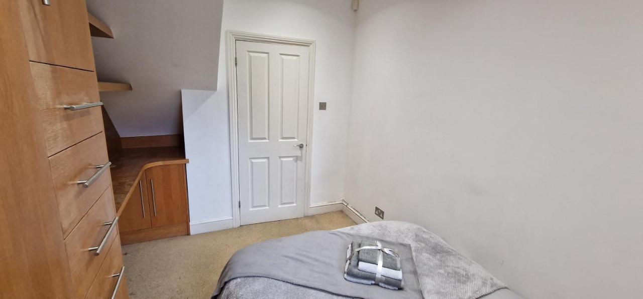 Action Packed Local 3Br 1 Mins Walk To Everything Apartment London Bagian luar foto