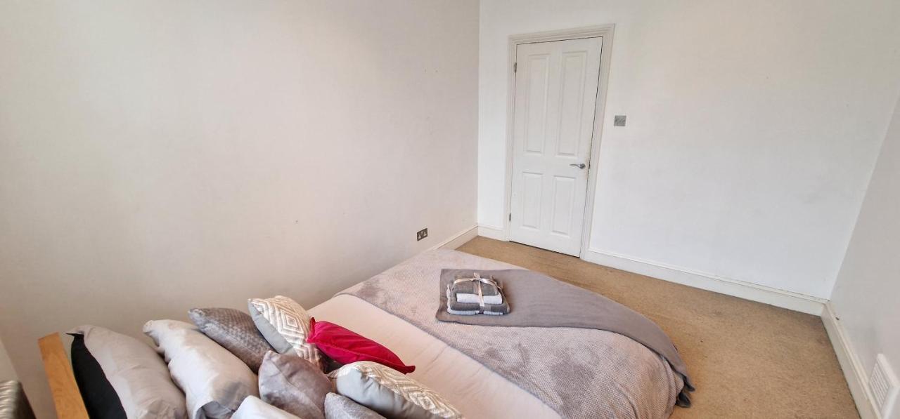 Action Packed Local 3Br 1 Mins Walk To Everything Apartment London Bagian luar foto