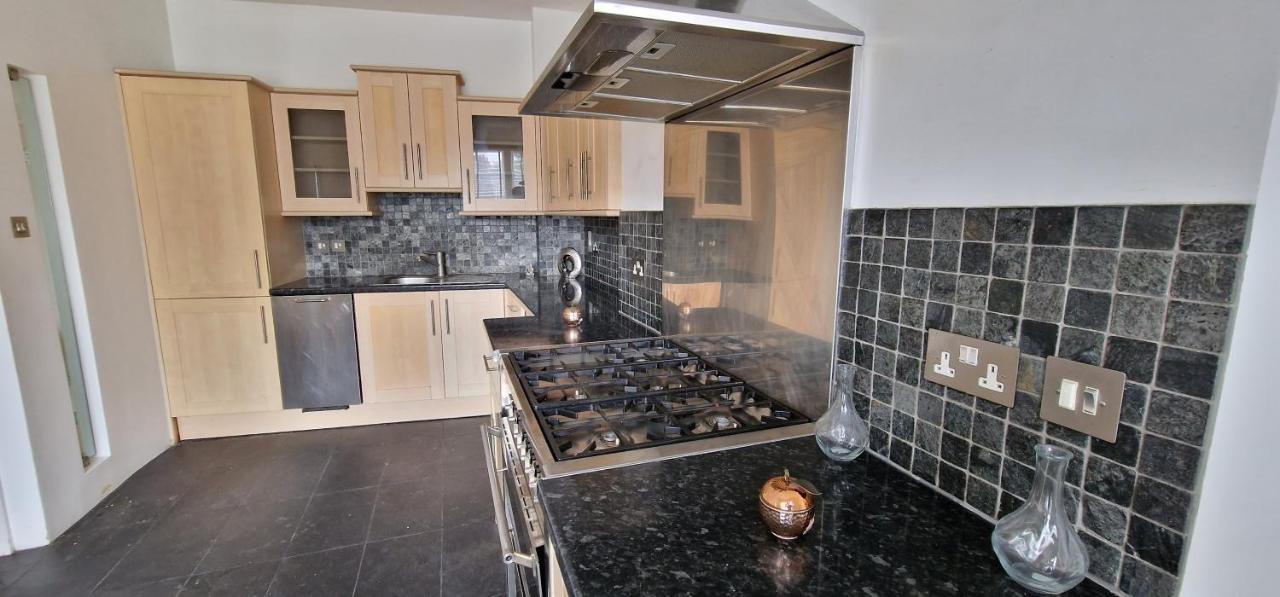 Action Packed Local 3Br 1 Mins Walk To Everything Apartment London Bagian luar foto