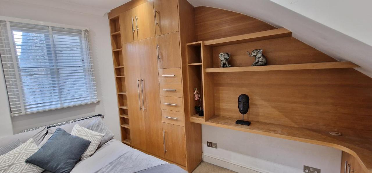 Action Packed Local 3Br 1 Mins Walk To Everything Apartment London Bagian luar foto