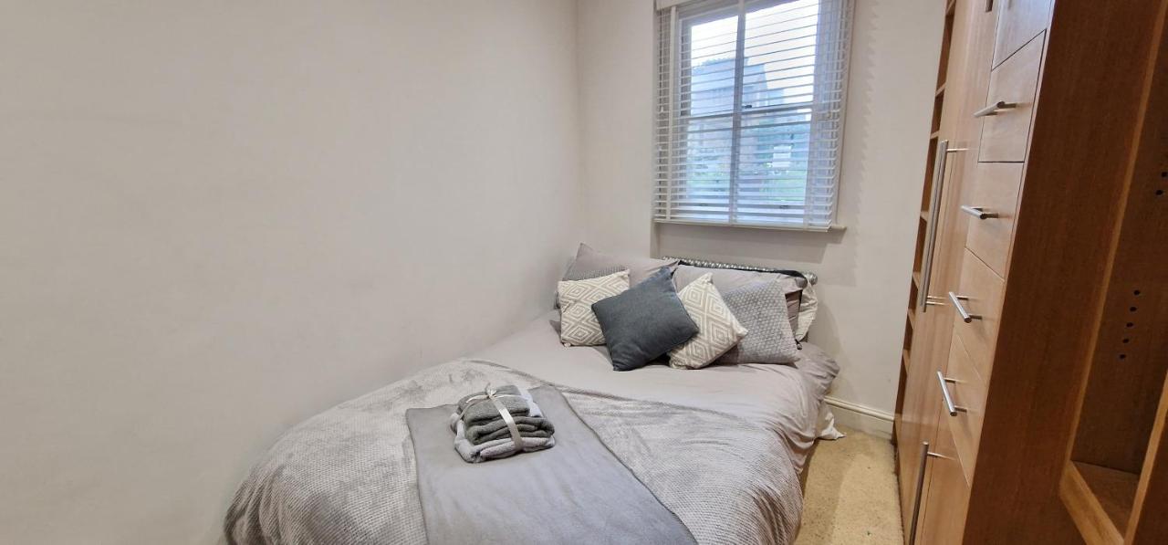 Action Packed Local 3Br 1 Mins Walk To Everything Apartment London Bagian luar foto